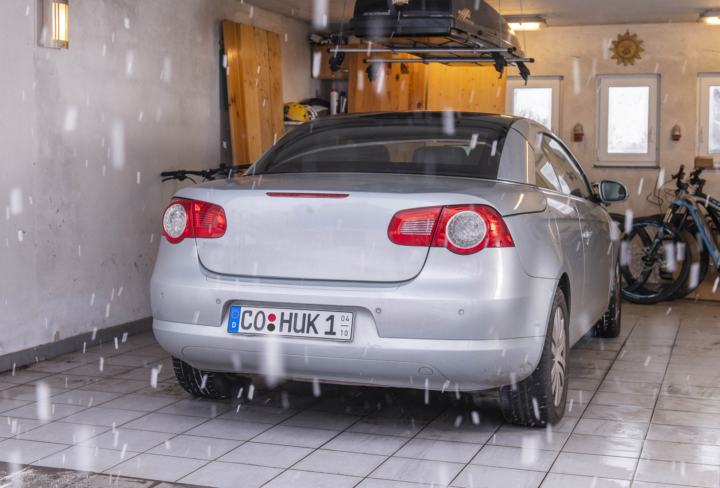 Wie steht es mit dem Versicherungsschutz beimÜberwintern in der Garage? Foto: HUK-COBURG Wie steht es mit dem Versicherungsschutz beimÜberwintern in der Garage? Foto: HUK-COBURG