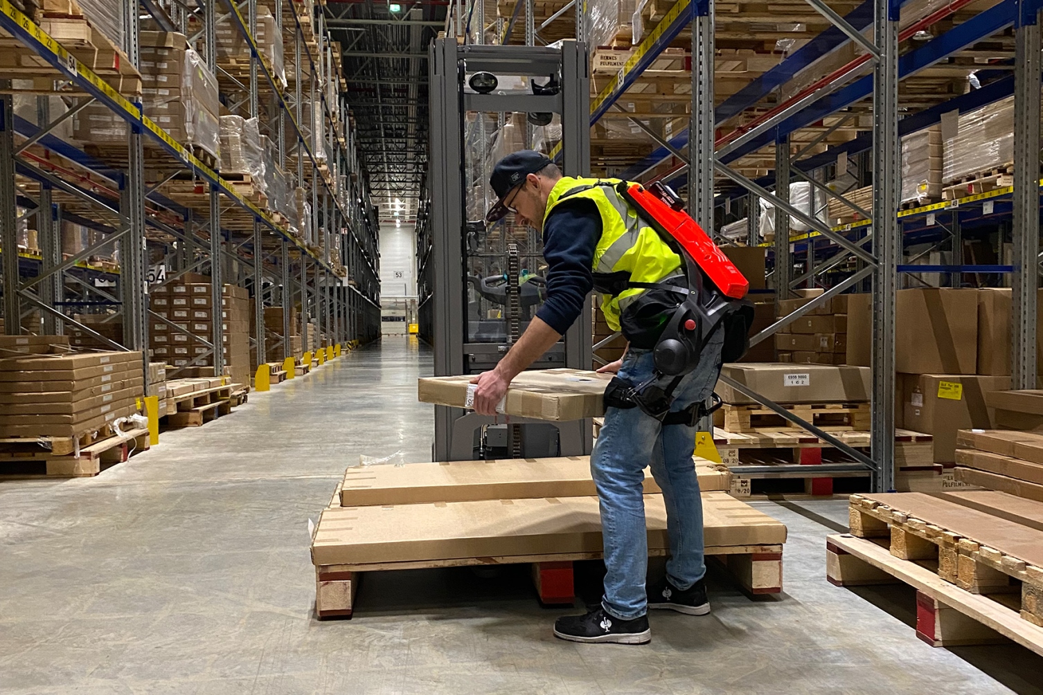 Das Exoskelett trägt zur Entlastung beim Heben und Tragen bei. (Bildquelle: @ Hermes Fulfilment) Das Exoskelett trägt zur Entlastung beim Heben und Tragen bei. (Bildquelle: @ Hermes Fulfilment)