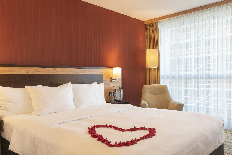 Auf Rosen gebettet beim„Romantic Escape“-Arrangement in den Hotels Courtyard by Marriott Düsseldorfer Hafen& Courtyard by Marriott Düsseldorf Seestern. (Bildquelle: Silvan Schäfer )