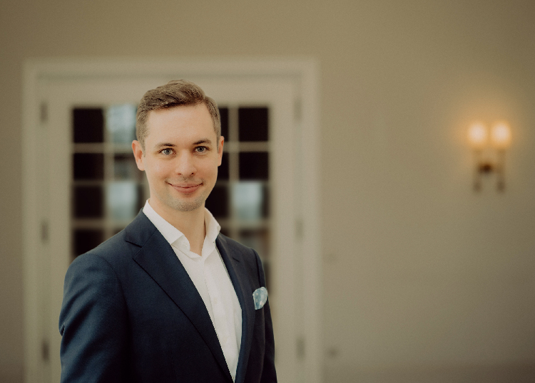 Parkhotel Quellenhof Aachen: Als neuer Rooms Division Manager hat Joscha Kranz stets das Wohl des Gastes im Blick (Bildquelle: Parkhotel Quellenhof Aachen) Parkhotel Quellenhof Aachen: Als neuer Rooms Division Manager hat Joscha Kranz stets das Wohl des Gastes im Blick (Bildquelle: Parkhotel Quellenhof Aachen)