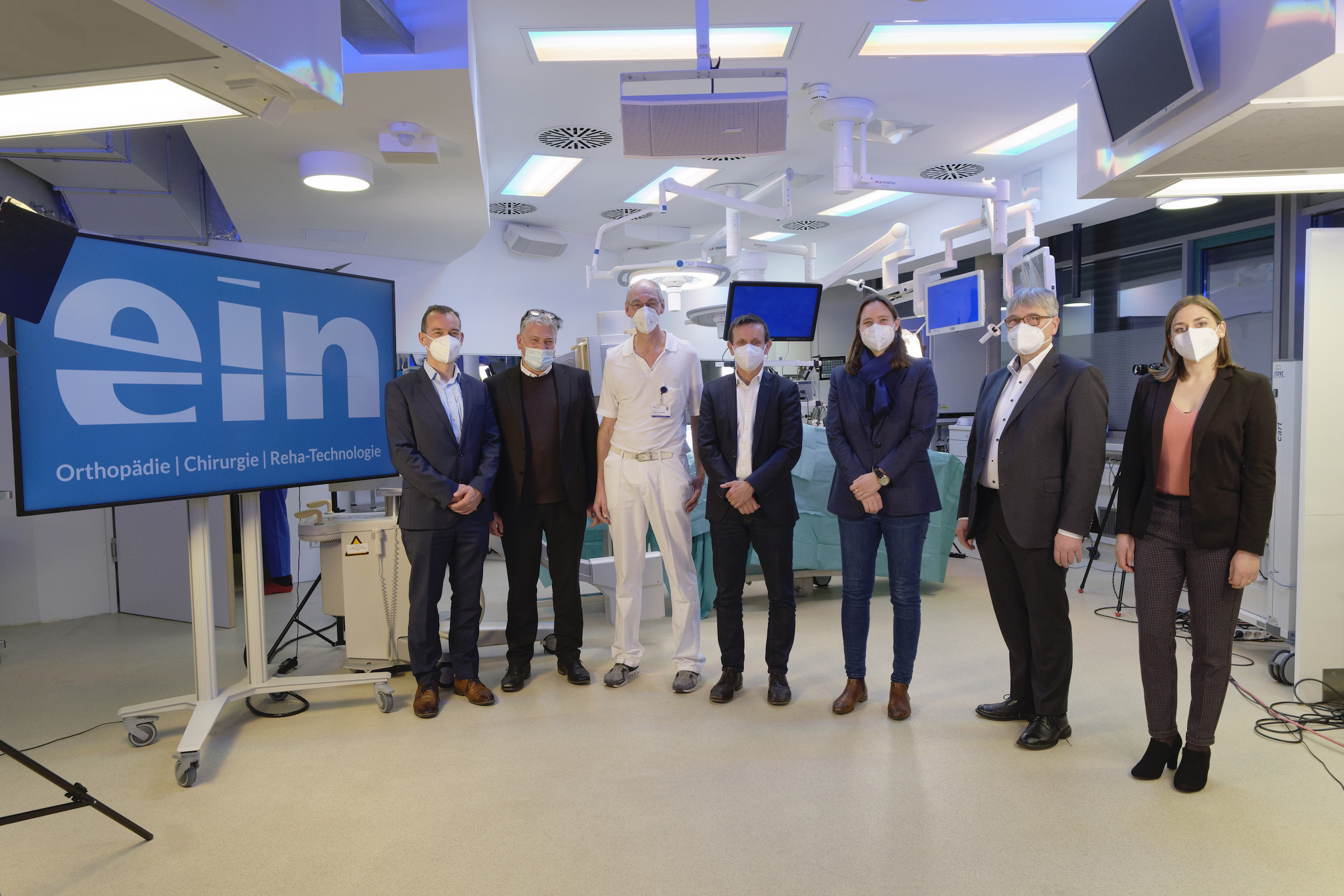 Einschnitte - Einblicke: Das Team des Online-Workshops in der Klinischen Anatomie in Tübingen (Bildquelle: Michael Latz/BioRegio STERN) Einschnitte - Einblicke: Das Team des Online-Workshops in der Klinischen Anatomie in Tübingen (Bildquelle: Michael Latz/BioRegio STERN)