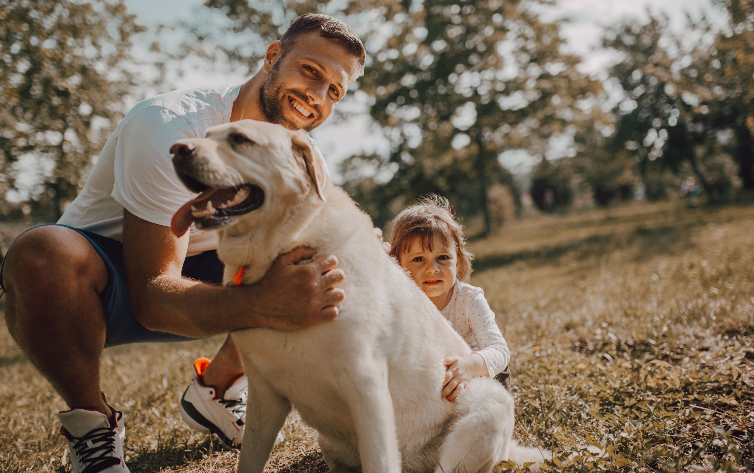 Das Haustier ist heute ein Familienmitglied, welches ebenfalls versichert sein sollte (Bildquelle: Nikola Stojadinovic/istock.com)