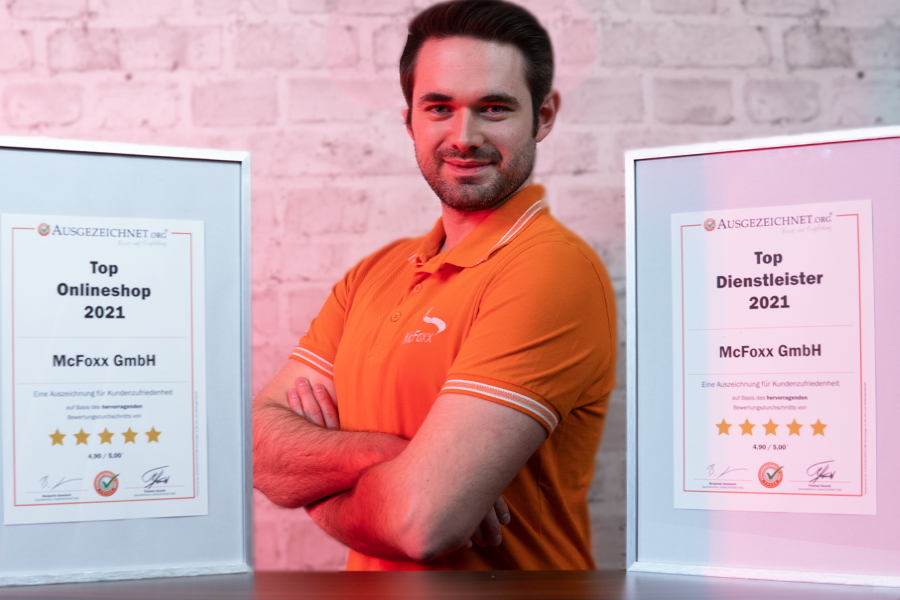 Daniel Werner, IT-Experte, mit der Urkunde als TOP Dienstleister und TOP Onlineshop 2021