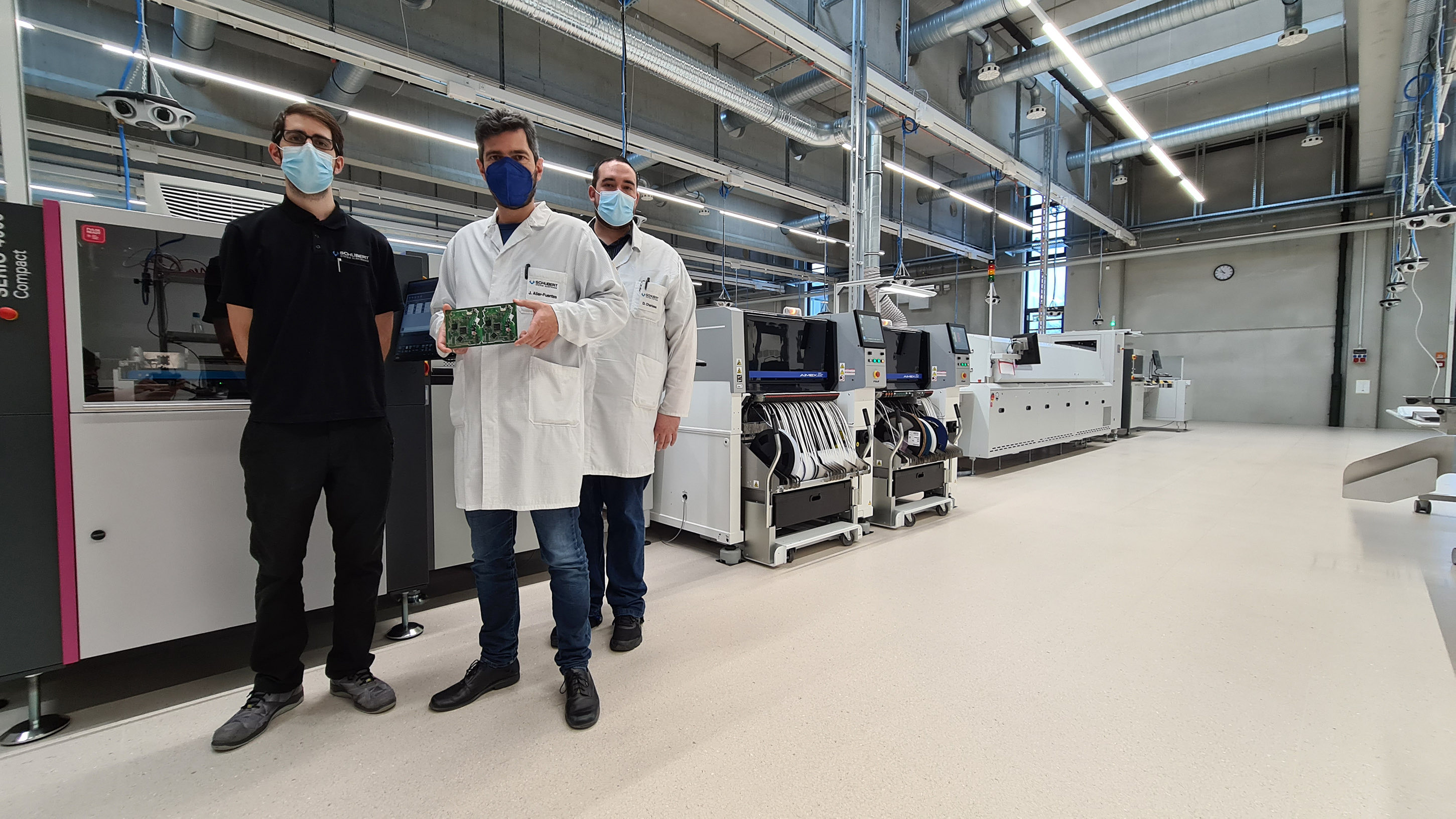 Die erste produzierte Leiterplatte im Werk von Schubert System Elektronik in Neuhausen ob Eck Die erste produzierte Leiterplatte im Werk von Schubert System Elektronik in Neuhausen ob Eck