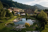 Der Außenbereich des Resorts mit Liegenlandschaft und Naturbadeteich (c) thecreatingclick (PURADIES Der Außenbereich des Resorts mit Liegenlandschaft und Naturbadeteich (c) thecreatingclick (PURADIES