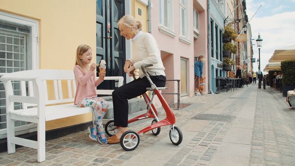 Preisgekrönter Rollator Carbon Ultralight gibt Flexibilität zurück (Bildquelle: Ludwig Bertram GmbH) Preisgekrönter Rollator Carbon Ultralight gibt Flexibilität zurück (Bildquelle: Ludwig Bertram GmbH)