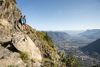 Pärchen genießt den atemberaubenden Blick ins Tal beim Wandern (c) Hannes Niederkofler (Tourismusver Pärchen genießt den atemberaubenden Blick ins Tal beim Wandern (c) Hannes Niederkofler (Tourismusver