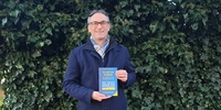 Knud Bielefeld mit seinem Buch „So will ich heißen“ (Foto: BürgerStiftung Region Ahrensburg) Knud Bielefeld mit seinem Buch „So will ich heißen“ (Foto: BürgerStiftung Region Ahrensburg)