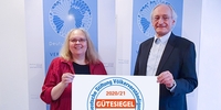Carmen Lau und Dr. Michael Eckstein mit dem Gütesiegel (Foto: Stiftung Völkerverständigung) Carmen Lau und Dr. Michael Eckstein mit dem Gütesiegel (Foto: Stiftung Völkerverständigung)