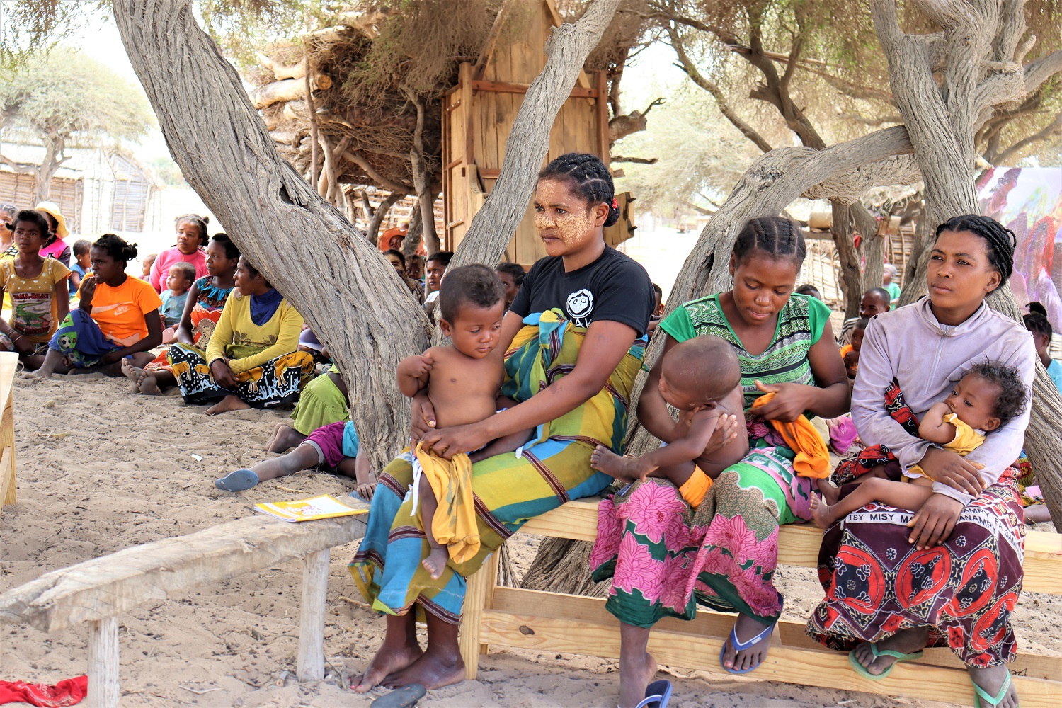 Gruppe Geflüchteter sucht vor dem Sturm Zuflucht. Bildnachweis: Medair Gruppe Geflüchteter sucht vor dem Sturm Zuflucht. Bildnachweis: Medair