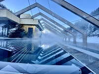 Spiegelungen im klaren Poolwasser (ZillergrundRock) Spiegelungen im klaren Poolwasser (ZillergrundRock)