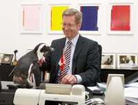 Brillenpinguin Fred überbringt Niedersachsens Ministerpräsident Christian Wulff die Einladung Brillenpinguin Fred überbringt Niedersachsens Ministerpräsident Christian Wulff die Einladung