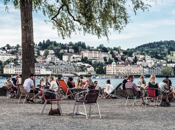 Die Sommerbar„Buvette“auf dem beliebten Inseli-Park (Bildquelle:©Luzern Tourismus)