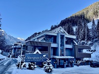 Verschneite Außenansicht des Hotels (ZillergrundRock) Verschneite Außenansicht des Hotels (ZillergrundRock)