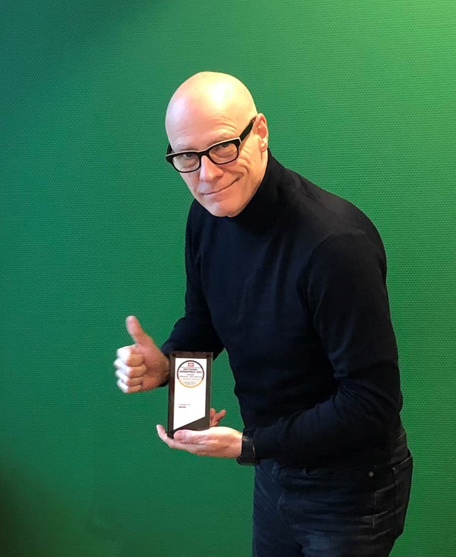eprimo-CEO Jens Michael Peters mit dem Deutschen Servicepreis 2022.