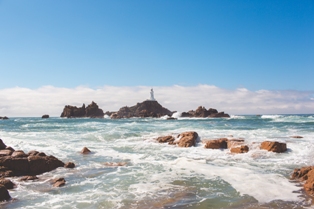 In diesem Sommer kann man schnell und direkt nach Jersey (hier der Leuchtturm von La Corbière) flie In diesem Sommer kann man schnell und direkt nach Jersey (hier der Leuchtturm von La Corbière) flie