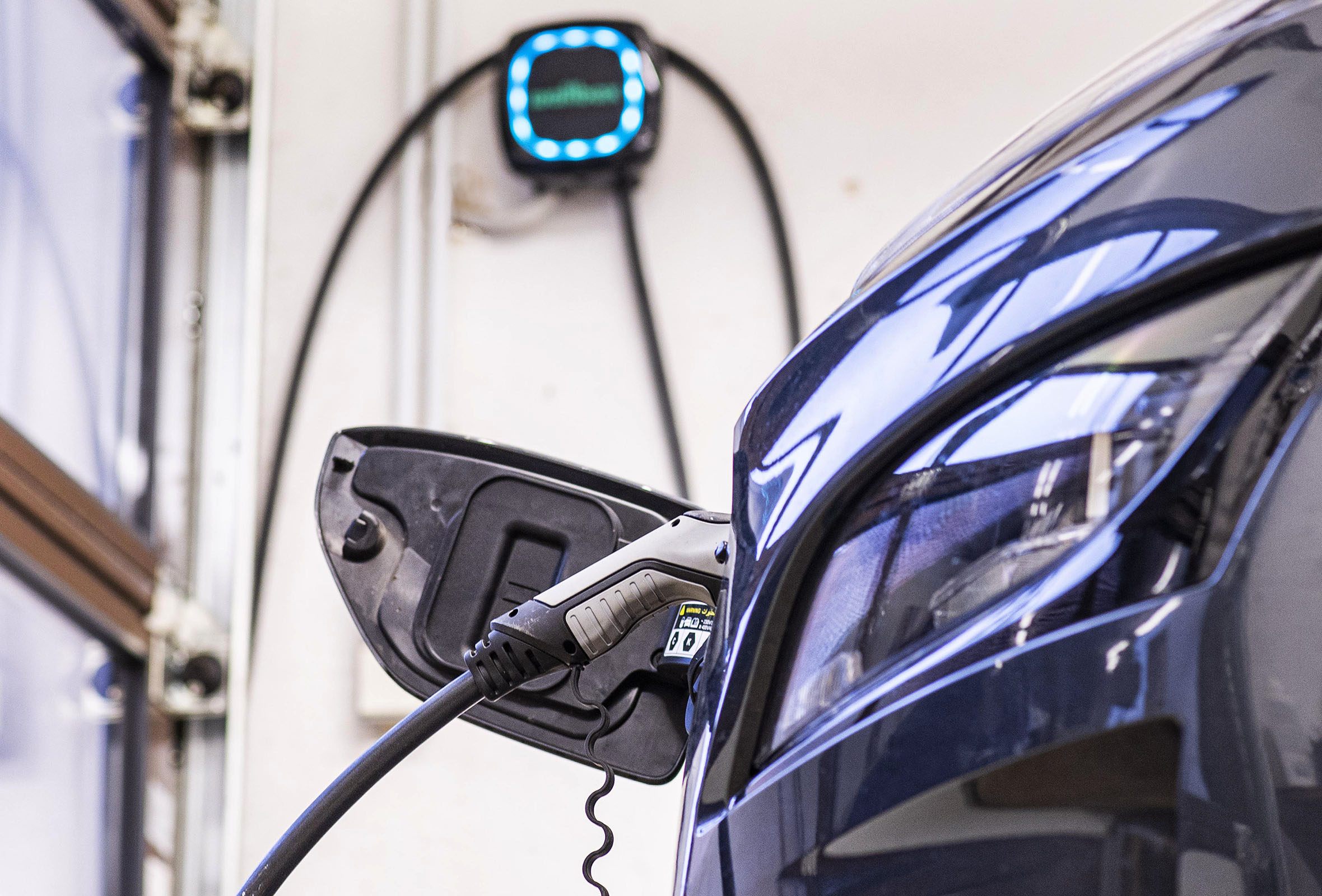 Die meisten E-Autos werden an der heimischen Steckdose geladen. Foto: HUK-COBURG