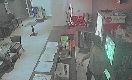 Der Sportsbar-Mitarbeiter ist froh, dass ihm Verisure im Moment der Gefahr direkt zur Seite steht Der Sportsbar-Mitarbeiter ist froh, dass ihm Verisure im Moment der Gefahr direkt zur Seite steht