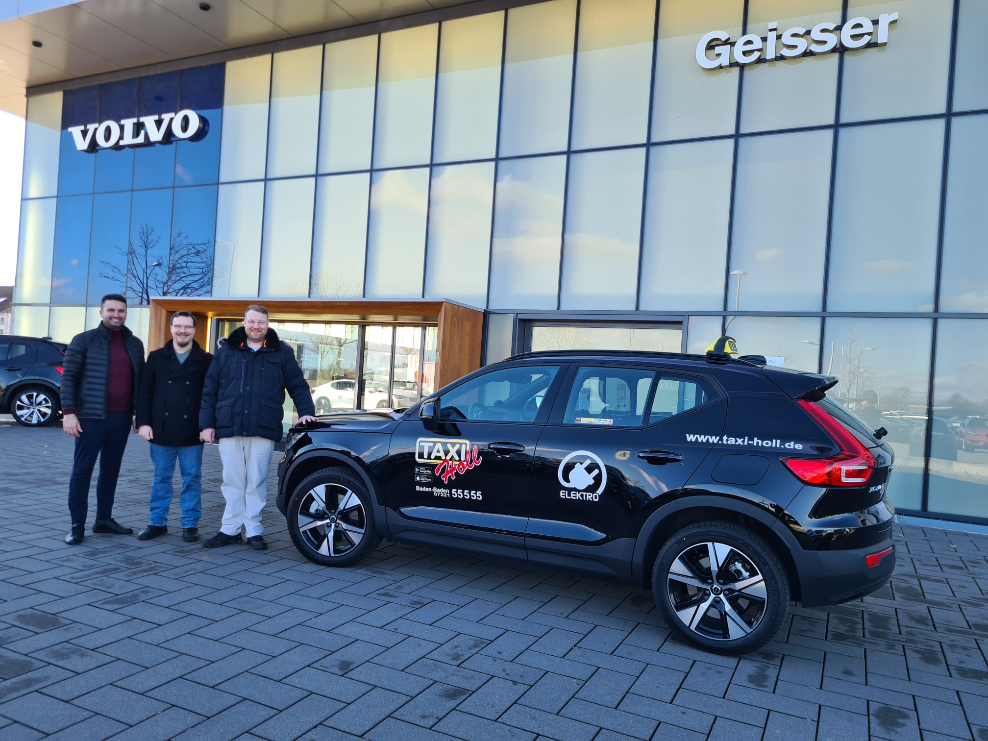 v.l. Timucin Keskin (Volvo Zentrum Karlsruhe), Sebastian Holl (Taxi-Holl) und Dirk Holl (Taxi-Holl)