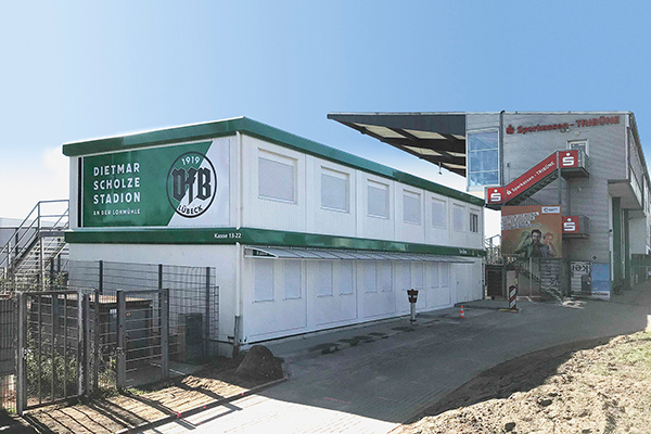 HKL lieferte in kurzer Zeit eine zweistöckige Container-Anlage für den VfB Lübeck. HKL lieferte in kurzer Zeit eine zweistöckige Container-Anlage für den VfB Lübeck.