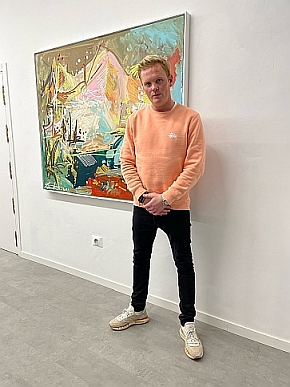 Leon Löwentraut vor seinem Gemälde aus der Serie Leon Löwentraut vor seinem Gemälde aus der Serie