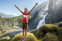 Mädchen beim Wandern vor den Krimmler Wasserfällen (Hotel Gassner) Mädchen beim Wandern vor den Krimmler Wasserfällen (Hotel Gassner)
