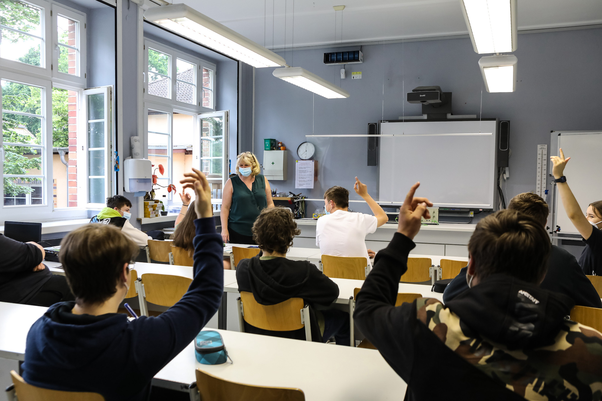 Brauchen wenig Strom und geben viel Sicherheit–Luftentkeimer mit UV-C-Technologie. (Bildquelle: Foto: licht.de/Signify) Brauchen wenig Strom und geben viel Sicherheit–Luftentkeimer mit UV-C-Technologie. (Bildquelle: Foto: licht.de/Signify)