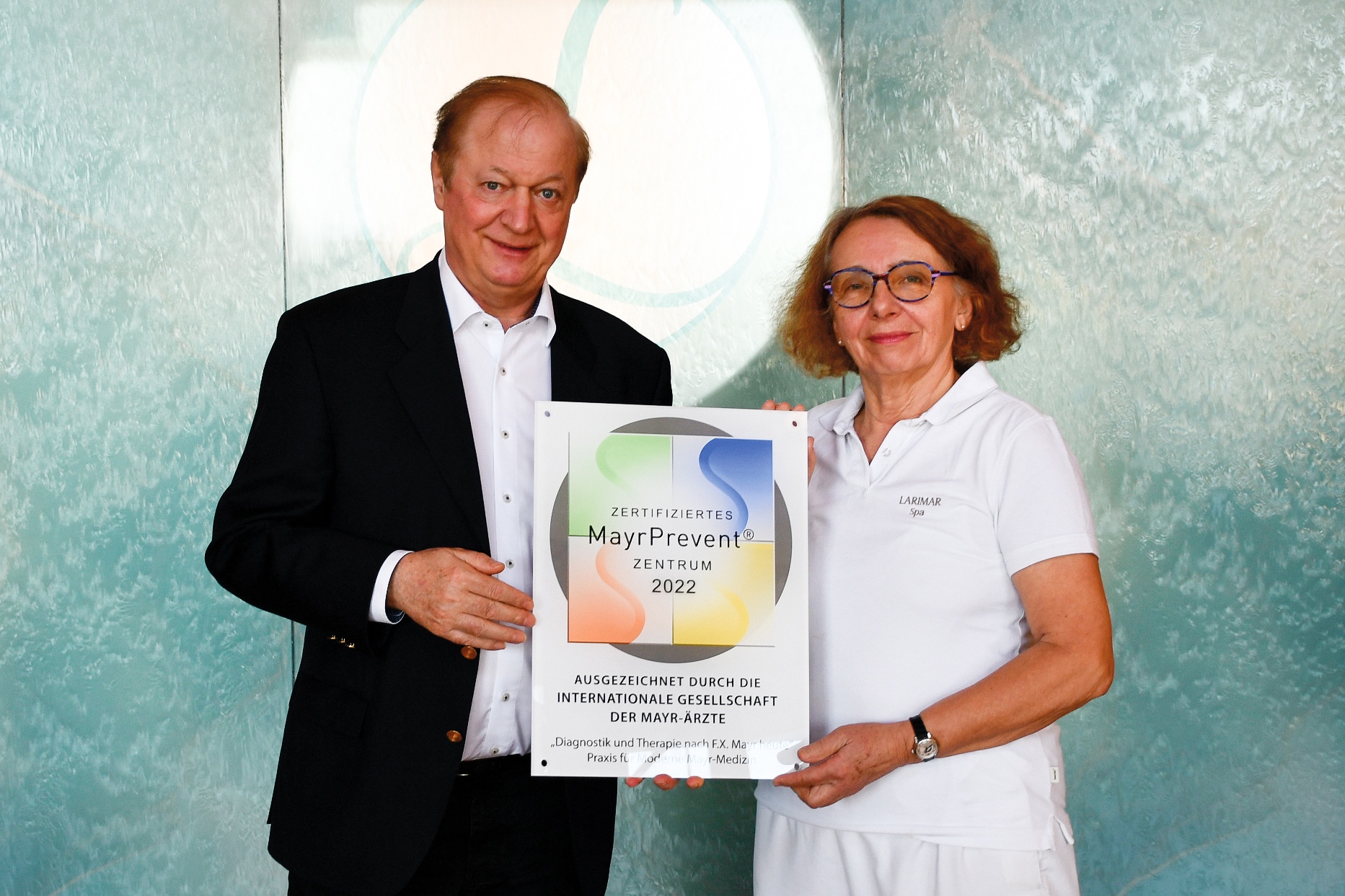 F.X. MayrPrevent Auszeichnung mit Gastgeber Johann Haberl und unserer Kurärztin und F.X. Mayr-Ärztin (Bildquelle: Hotel Larimar)