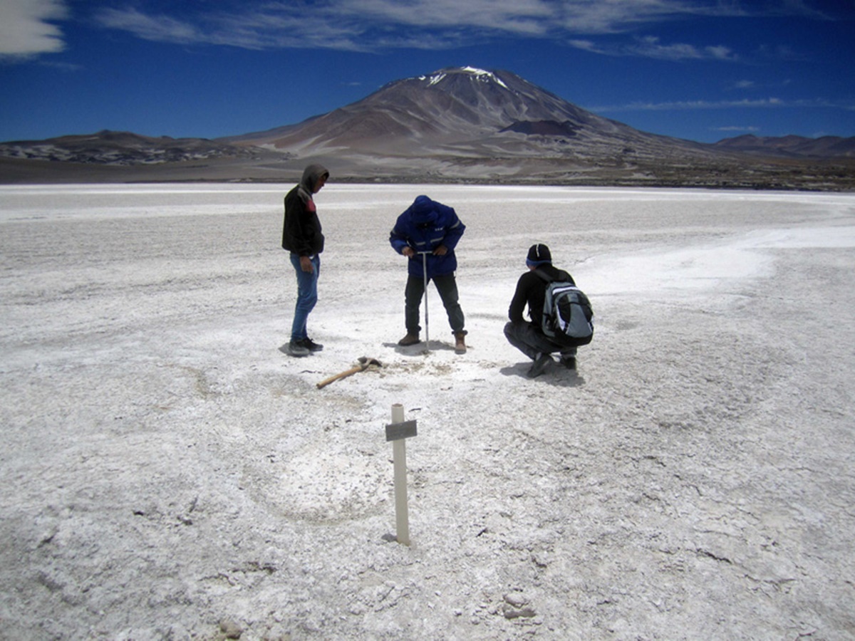 Probenentnahme auf einem Salar in Argentinien Probenentnahme auf einem Salar in Argentinien