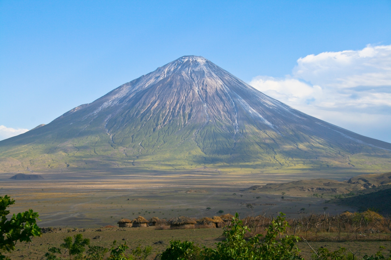 Vulkan Ol doinyo lengai und Maasai-Dorf in Tansania Vulkan Ol doinyo lengai und Maasai-Dorf in Tansania