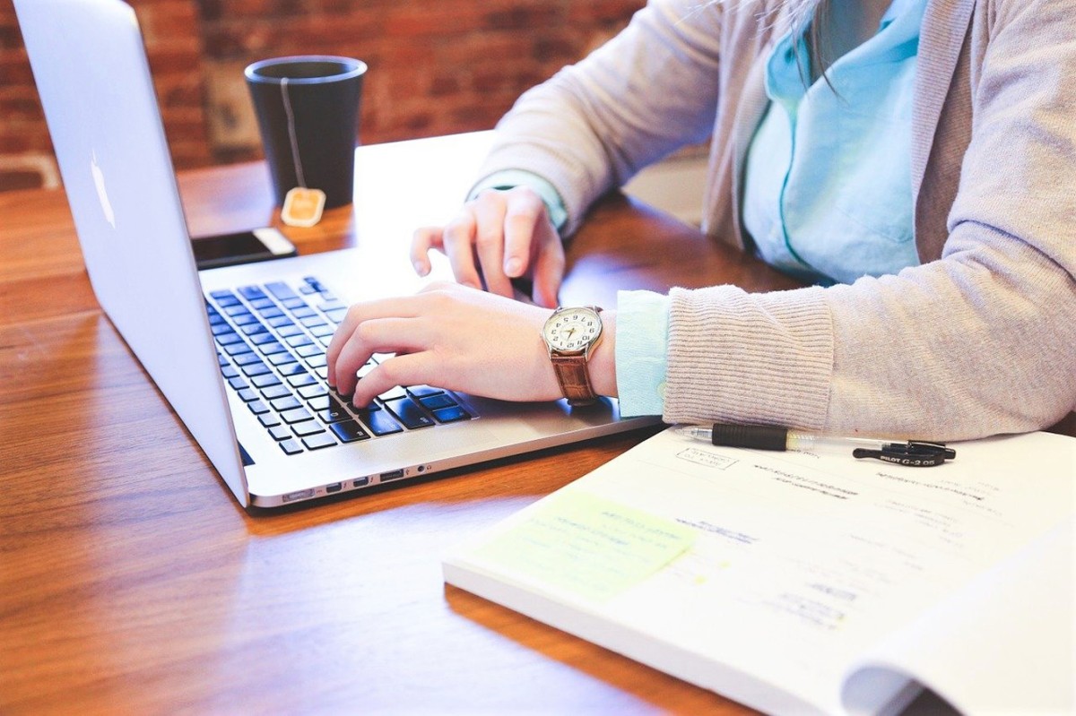Übersetzer- u. Dolmetscherschule: Web-Infoabend am 10.3 über Online-Ausbildung Übersetzer (m/w/d) (© RBZ) Übersetzer- u. Dolmetscherschule: Web-Infoabend am 10.3 über Online-Ausbildung Übersetzer (m/w/d) (© RBZ)
