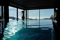 Atemberaubende Aussicht vom Indoor-Infinitypool (c) Angerhof
