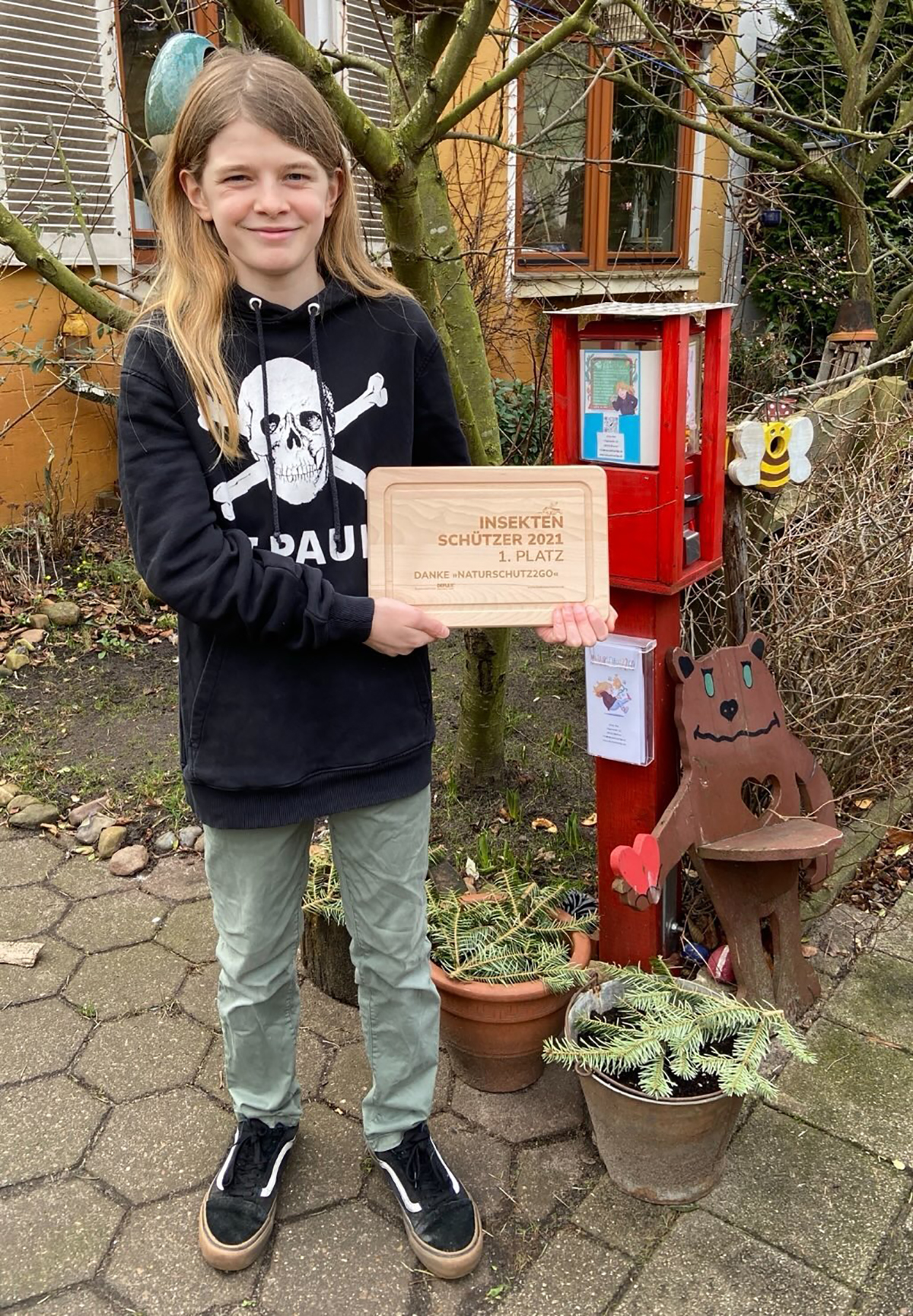 Stolz präsentiert der 14-jährige Jonte aus Bremen seine Auszeichnung zum „Insektenschützer 2021“. Stolz präsentiert der 14-jährige Jonte aus Bremen seine Auszeichnung zum „Insektenschützer 2021“.