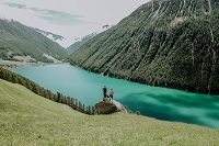 Pärchen beim Wandern mit traumhaften Ausblick (c) Amira Kohlbecker (Wanderhotel Vinschgerhof)