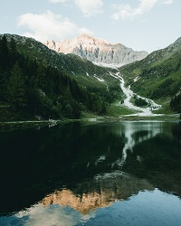 Atemberaubender Bergsee (Tillga Glück)