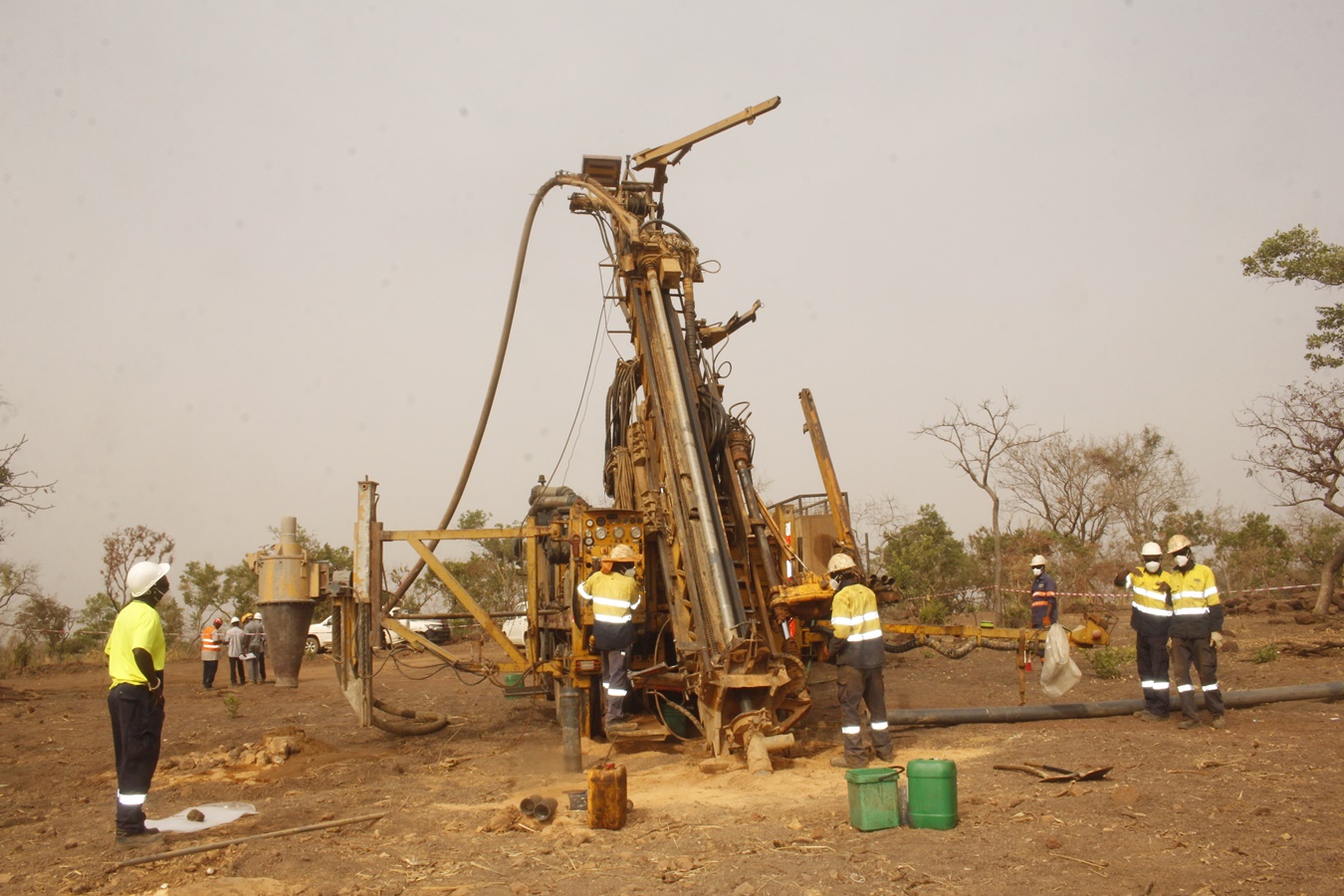 Bohrgerät auf dem SMSZ-Projekt; Foto: Desert Gold Ventures Bohrgerät auf dem SMSZ-Projekt; Foto: Desert Gold Ventures