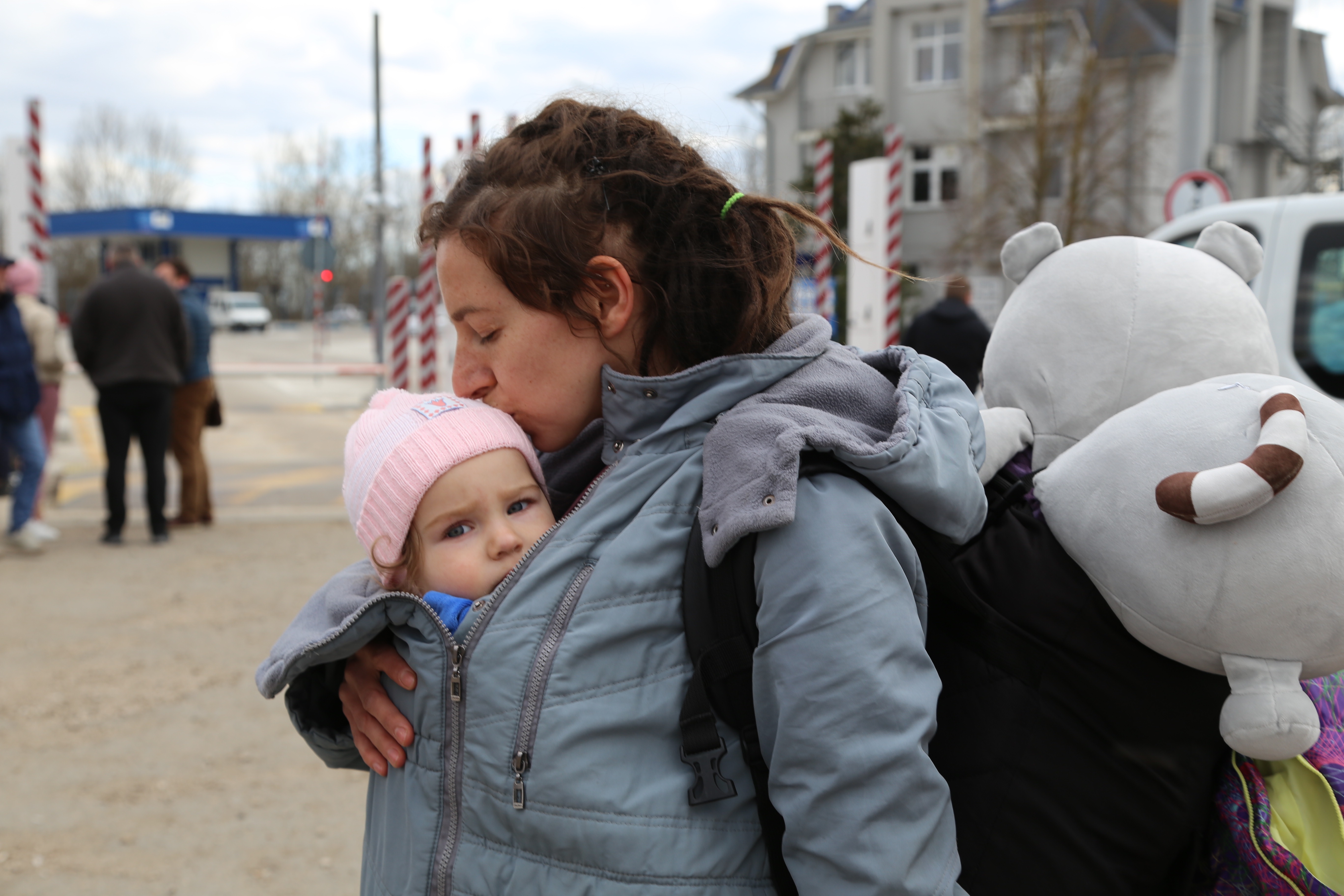 Frau mit ihrer Tochter Shire auf der Flucht in der Ukraine. Bildnachweis: EO Metterdaad