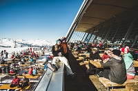Die Wintersonne auf der Terasse genießen (c) Axamer Lizum Die Wintersonne auf der Terasse genießen (c) Axamer Lizum