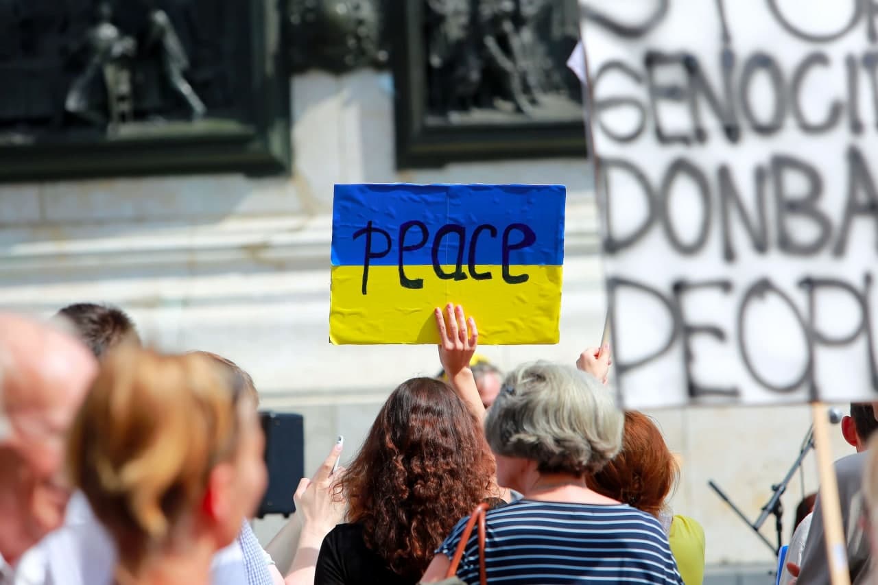 Friedensproteste weltweit setzen sich für das Ende des Krieges in der Ukraine ein Friedensproteste weltweit setzen sich für das Ende des Krieges in der Ukraine ein