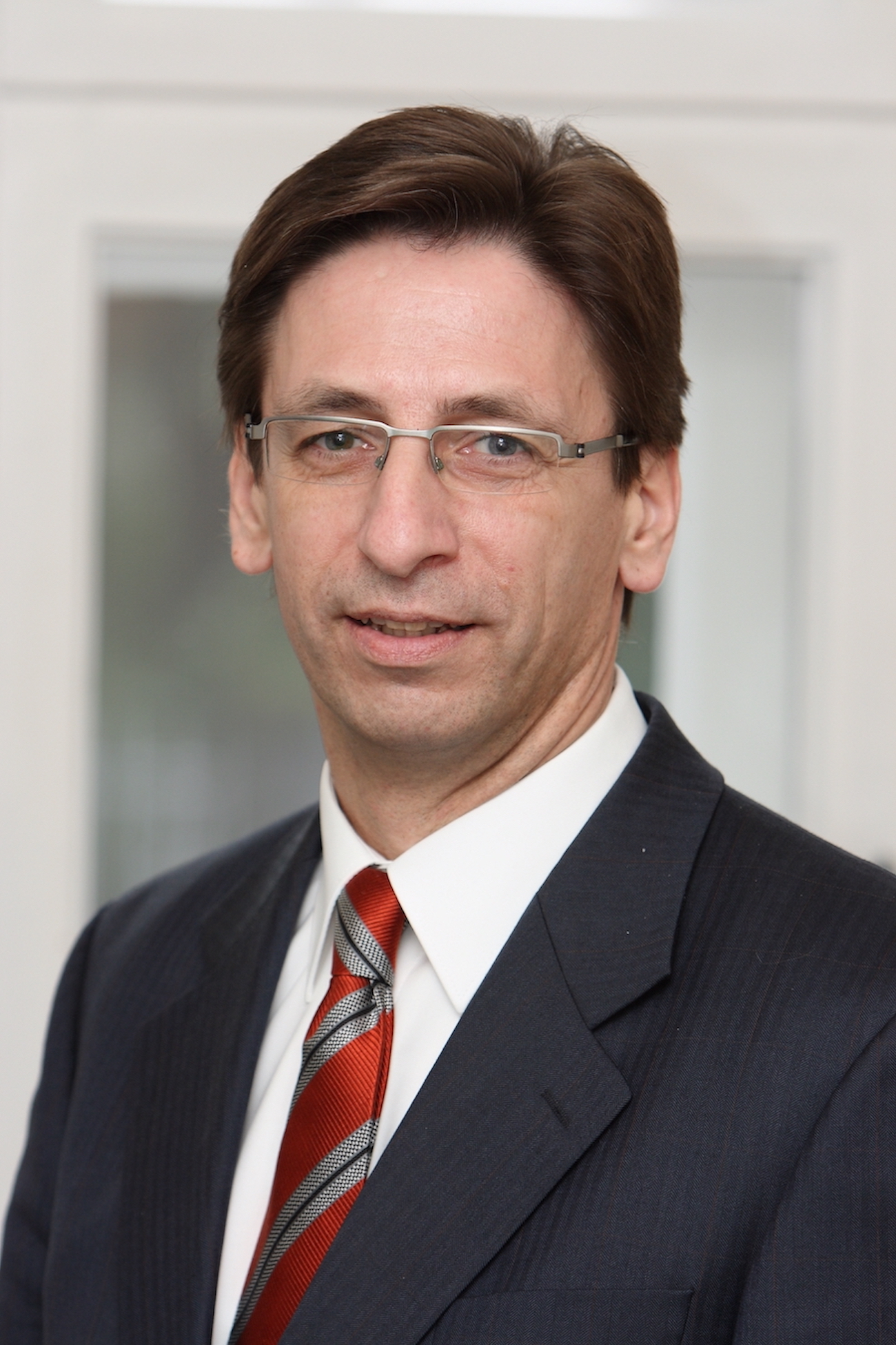 Der Krefelder Finanzanalytiker und Investmentberater Rolf Klein hat einen digitalen Fonds-Shop entwickelt. Der Krefelder Finanzanalytiker und Investmentberater Rolf Klein hat einen digitalen Fonds-Shop entwickelt.
