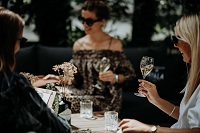 Gemütliche Runde auf der Hotelterrasse (c) Charly Schwarz (Alpine Hideaway ZILLERTALERHOF)