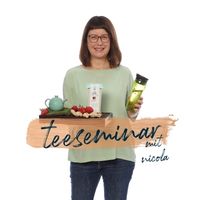 Gründerin und Geschäftsführerin Nicola Baumgartner mit Teeverkostungsset Gründerin und Geschäftsführerin Nicola Baumgartner mit Teeverkostungsset