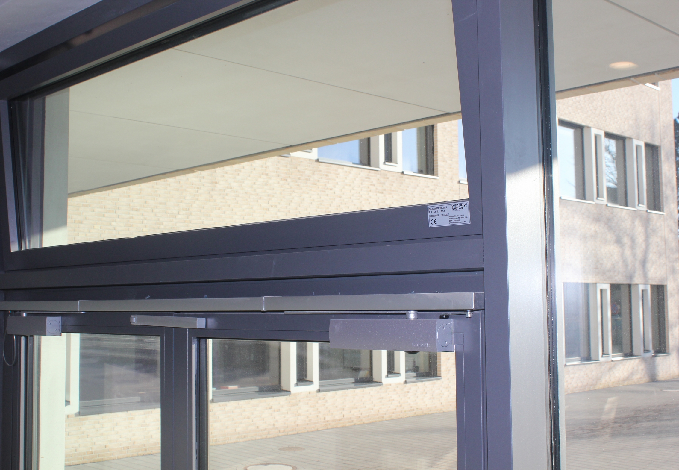 Automatisiert gesteuerte Fensterantriebe von WindowMaster ermöglichen die zuverlässige Nachtlüftung von Schulen und Bürogebäuden.