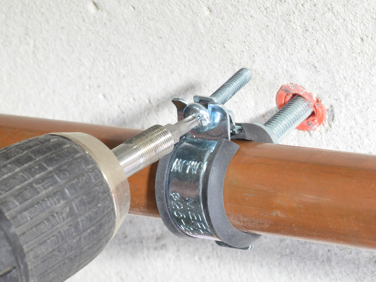 MEFA passt den Antrieb der Sigma Rohrschellen an die Torx-Antriebe der M8-Stockschrauben an. MEFA passt den Antrieb der Sigma Rohrschellen an die Torx-Antriebe der M8-Stockschrauben an.