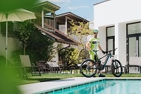 Radfahrer am Pool (c) Tobias Müller (Hotel BOTANGO)
