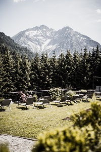 Sonnenbaden mit Panoramablick (c) Aileen Melucci (Wellnesshotel Walserhof - Kleinwalsertal Hotels)
