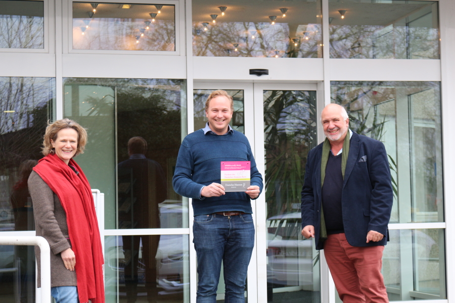 Bildunterschrift: Dr. Andrea Niehaus, Felix Kuhne und Antonio Casellas Bildunterschrift: Dr. Andrea Niehaus, Felix Kuhne und Antonio Casellas