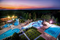 Traumhafter Blick auf die Johannesbad-Therme bei Nacht (Johannesbad-Therme)