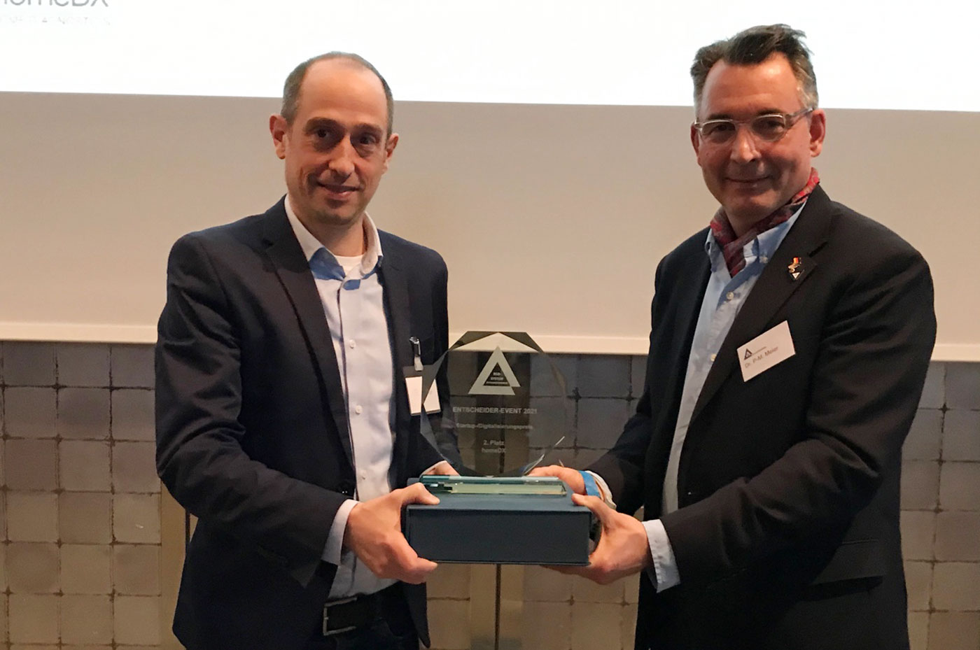 Dr. Pierre-Michael Meier (rechts)übergibt den StartUp und Digitalisierungspreis an Patrick Heinke
