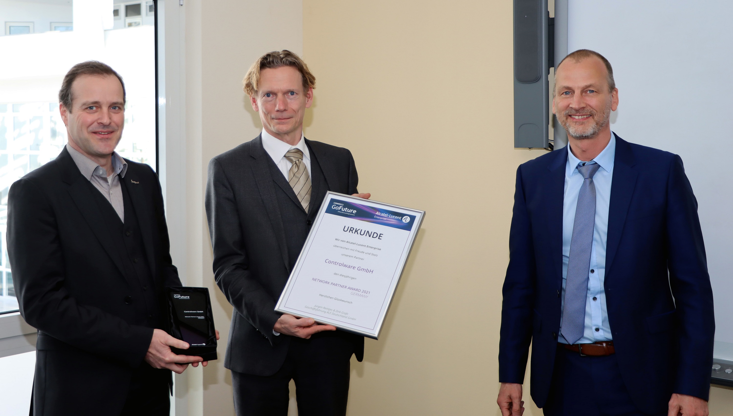 Von Links: Rolf Bachmann (Controlware), Bernd Schwefig (Controlware), Jürgen Reintjes (ALE) Von Links: Rolf Bachmann (Controlware), Bernd Schwefig (Controlware), Jürgen Reintjes (ALE)